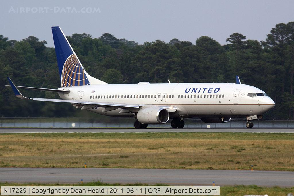 N17229, 1999 Boeing 737-824 C/N 28793, United Airlines (Continental Airlines) N17229 (FLT COA800) on takeoff roll on RWY 23 en route to Newark Liberty Int'l (KEWR). This flight was diverted to Norfolk and gated for nearly 2-1/2 hrs before to continuing to Newark.