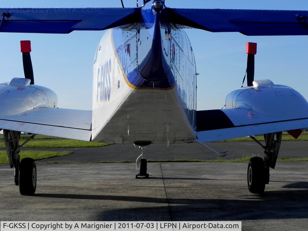 F-GKSS, 1971 Beech 58 Baron C/N TH-154, With the sunlight striking from the left, it looks like the RH wing is as blue as the tail is. But it's all white!