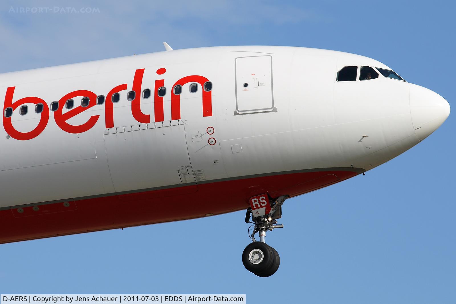 D-AERS, 1997 Airbus A330-322 C/N 171, Take a look at the F/O