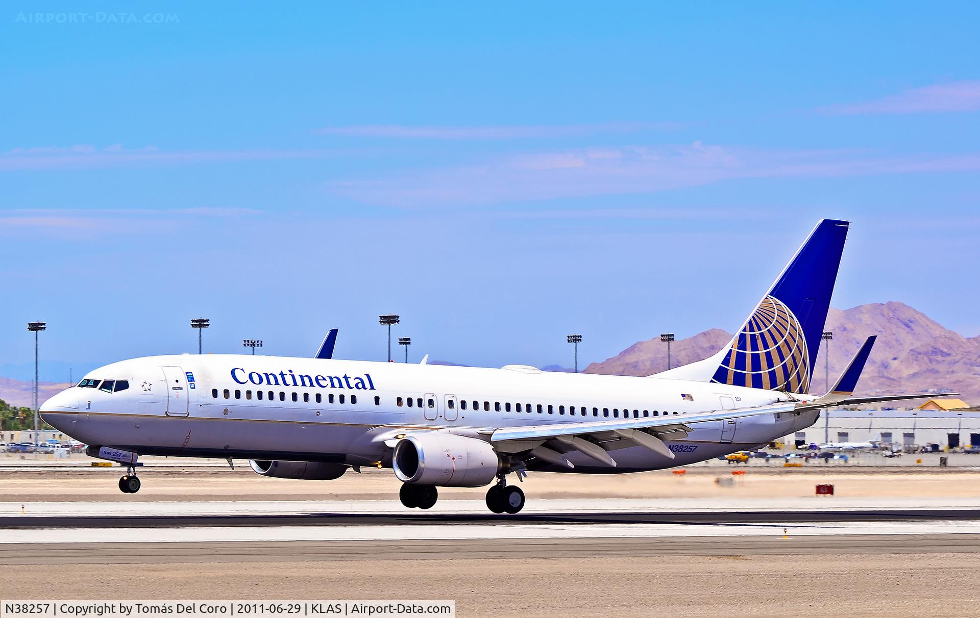N38257, 2000 Boeing 737-824 C/N 30612, N38257 United Airlines (Continental Airlines) 2000 Boeing 737-824 C/N 30612

Las Vegas - McCarran International (LAS / KLAS)
USA - Nevada, June 29, 2011
Photo: Tomás Del Coro