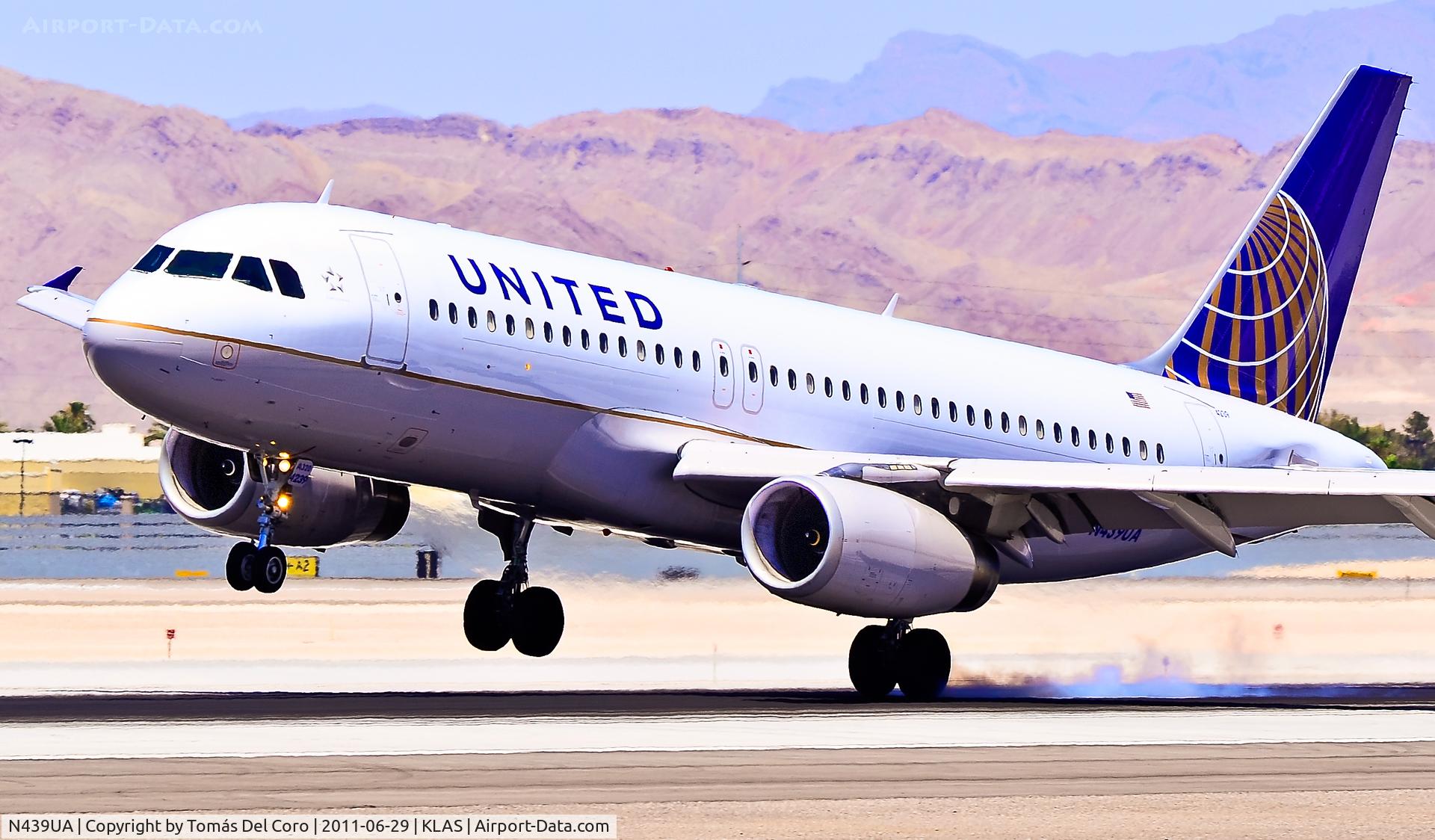 N439UA, 1997 Airbus A320-232 C/N 683, N439UA United Airlines 1997 Airbus A320-232 C/N 683

Las Vegas - McCarran International (LAS / KLAS)
USA - Nevada, June 29, 2011
Photo: Tomás Del Coro