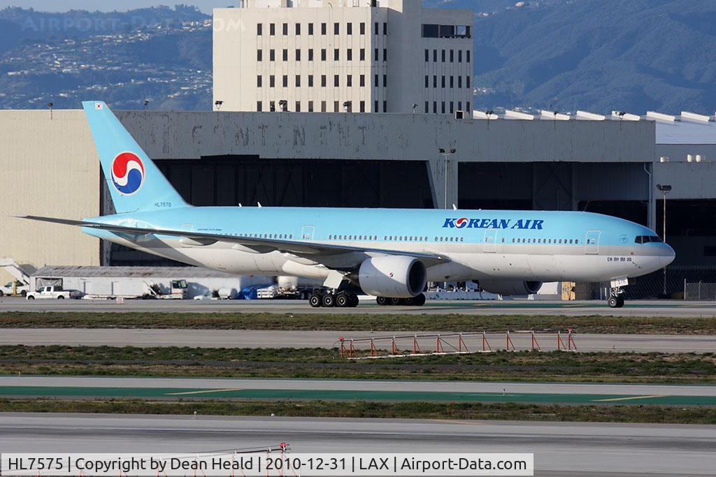 HL7575, 2000 Boeing 777-2B5/ER C/N 28445, Korean Air HL7575 taxiing to the Tom Bradley International Terminal.