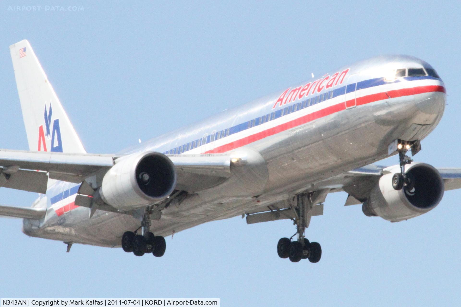 N343AN, 2003 Boeing 767-323 C/N 33082, American Airlines Boeing 767-323, AAL111 arriving from LIRF, RWY 14R approach KORD.