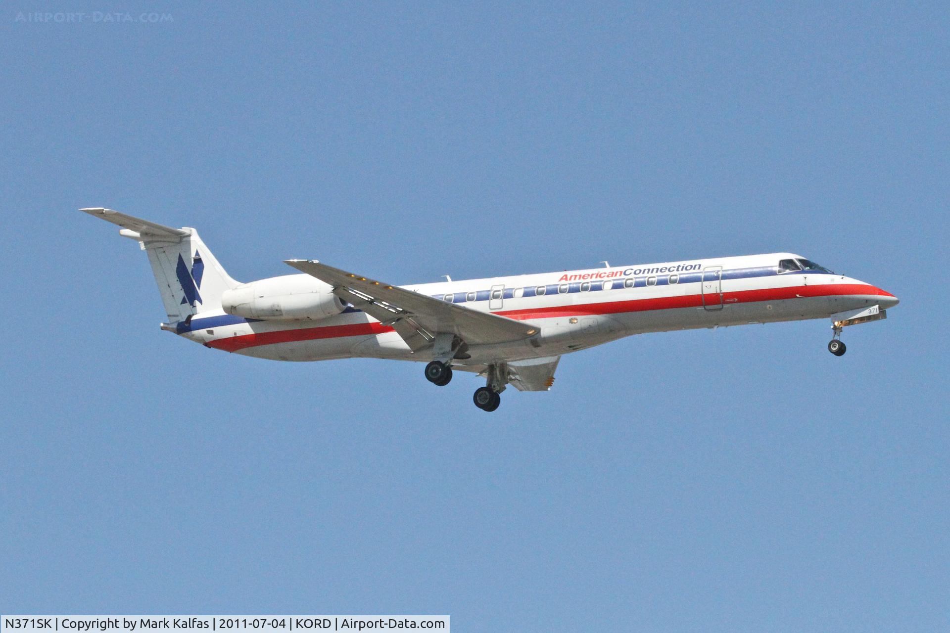 N371SK, 2001 Embraer ERJ-140LR (EMB-135KL) C/N 145535, Chautaugua Airlines / American Connection Embraer EMB-135KL, CHQ5008 arriving from KMKE, RWY 14R approach KORD.