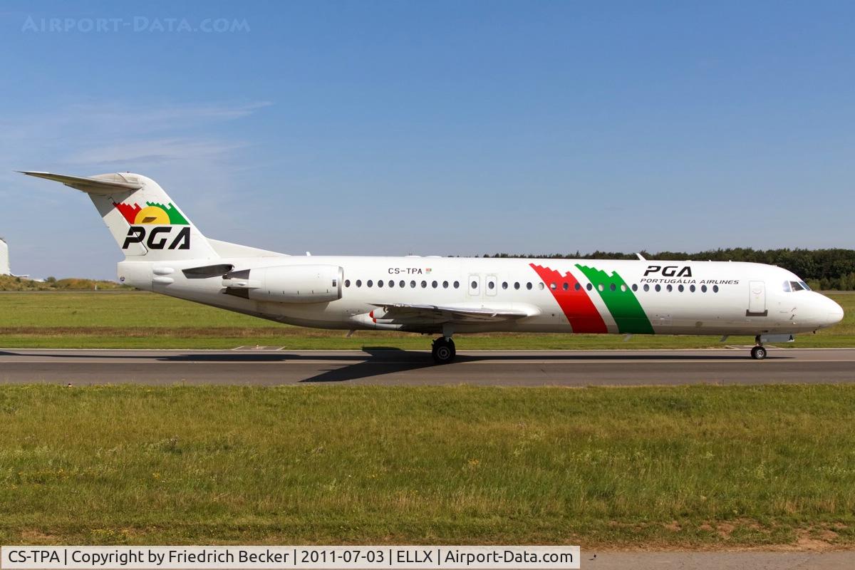 CS-TPA, 1989 Fokker 100 (F-28-0100) C/N 11257, taxying to the active