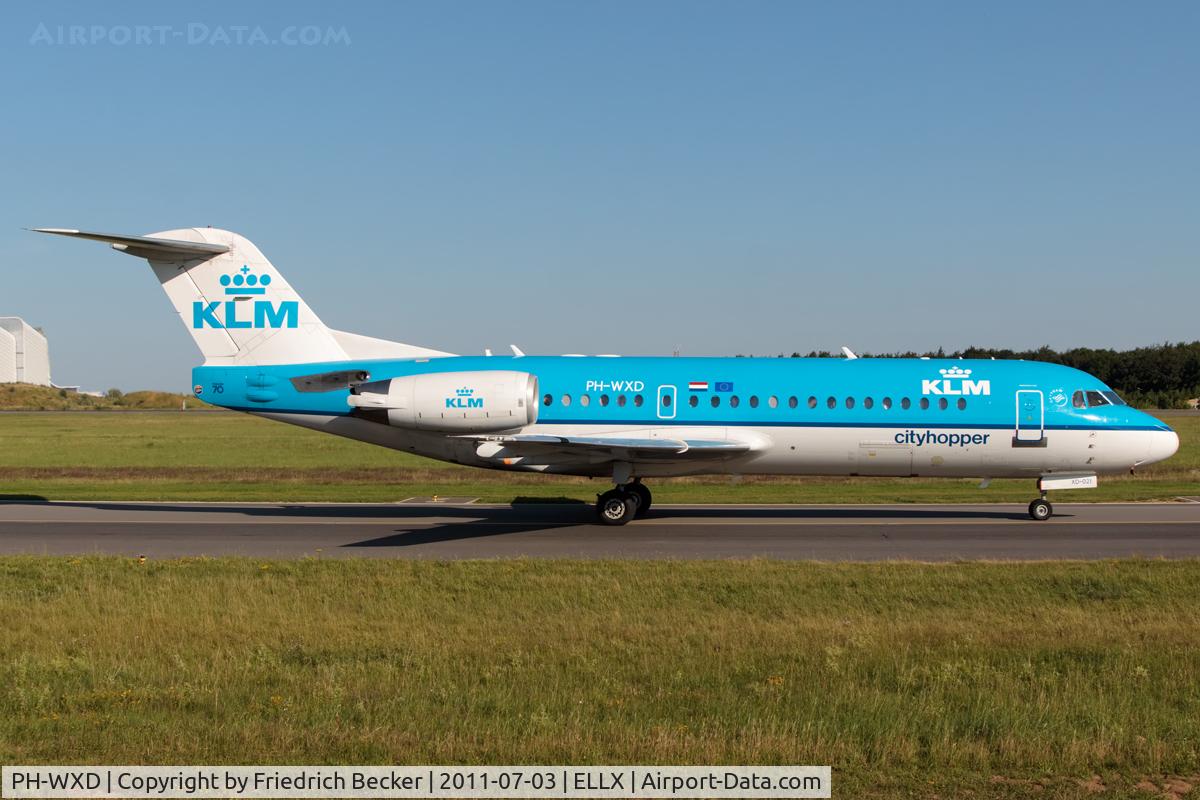 PH-WXD, 1995 Fokker 70 (F-28-0070) C/N 11563, taxying to the active