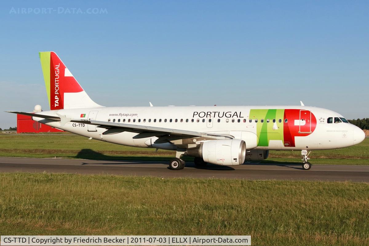 CS-TTD, 1998 Airbus A319-111 C/N 790, taxying to the active