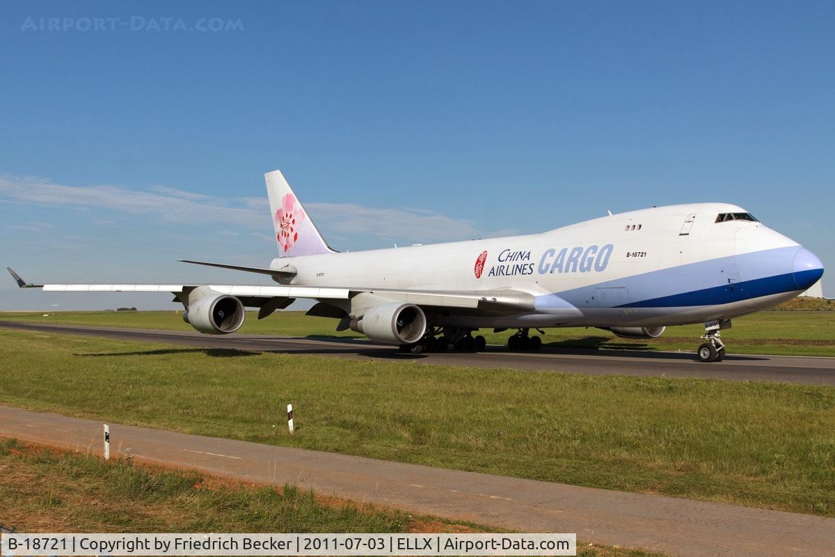 B-18721, 2005 Boeing 747-409F/SCD C/N 33738, taxying to the active