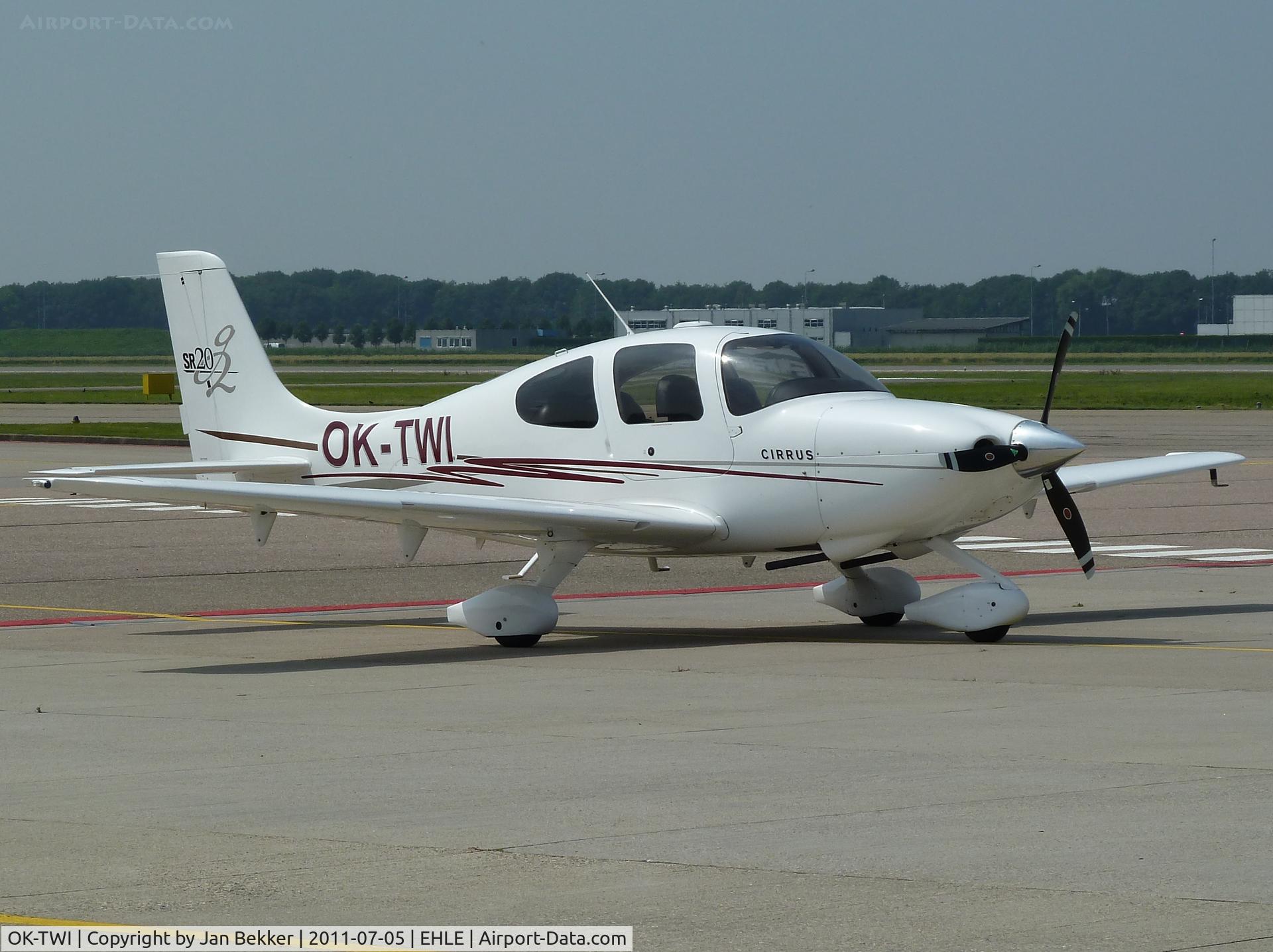 OK-TWI, 2004 Cirrus SR20 G2 C/N 1462, Platform Lelystad