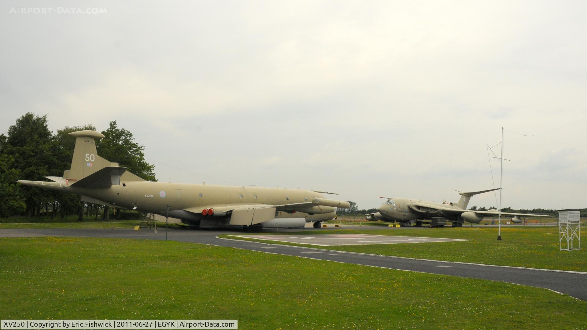 XV250, Hawker Siddeley Nimrod MR.2 C/N 8025, Nimrod and Vulcan comparing notes.