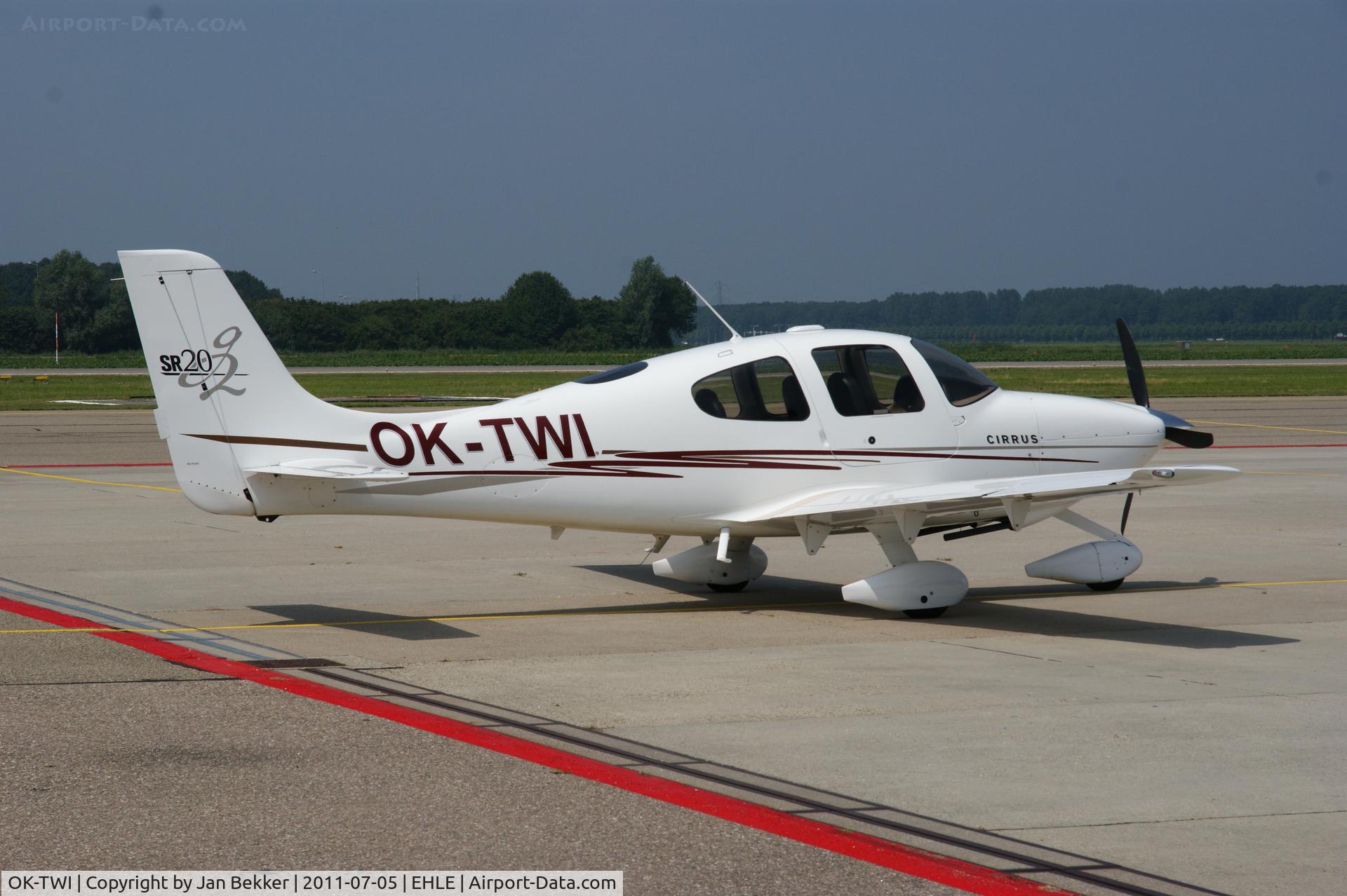 OK-TWI, 2004 Cirrus SR20 G2 C/N 1462, Platform Lelystad