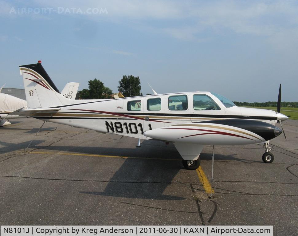 N8101J, 1992 Beech A36 Bonanza 36 C/N E-2744, Beech A36 Bonanza on the line.
