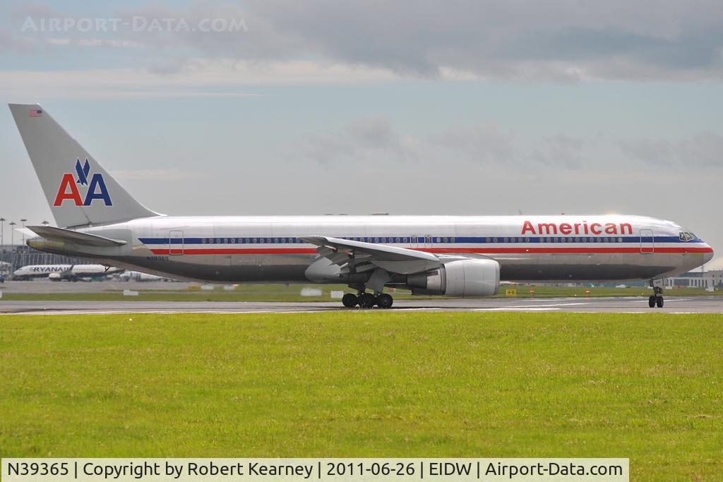 N39365, 1988 Boeing 767-323 C/N 24046, Lining up r/w 16