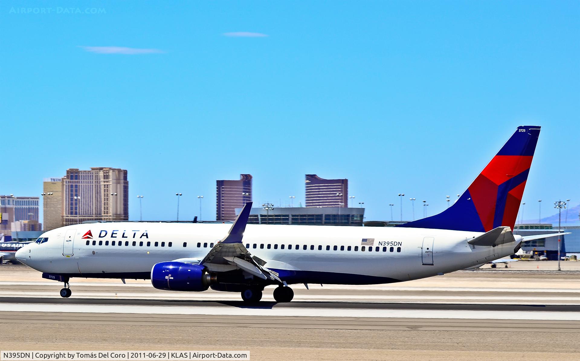 N395DN, 2000 Boeing 737-832 C/N 30773, Delta Air Lines Boeing 737-832 N395DN (cn 30773/604)

Las Vegas - McCarran International (LAS / KLAS)
USA - Nevada, June 29, 2011
Photo: Tomás Del Coro