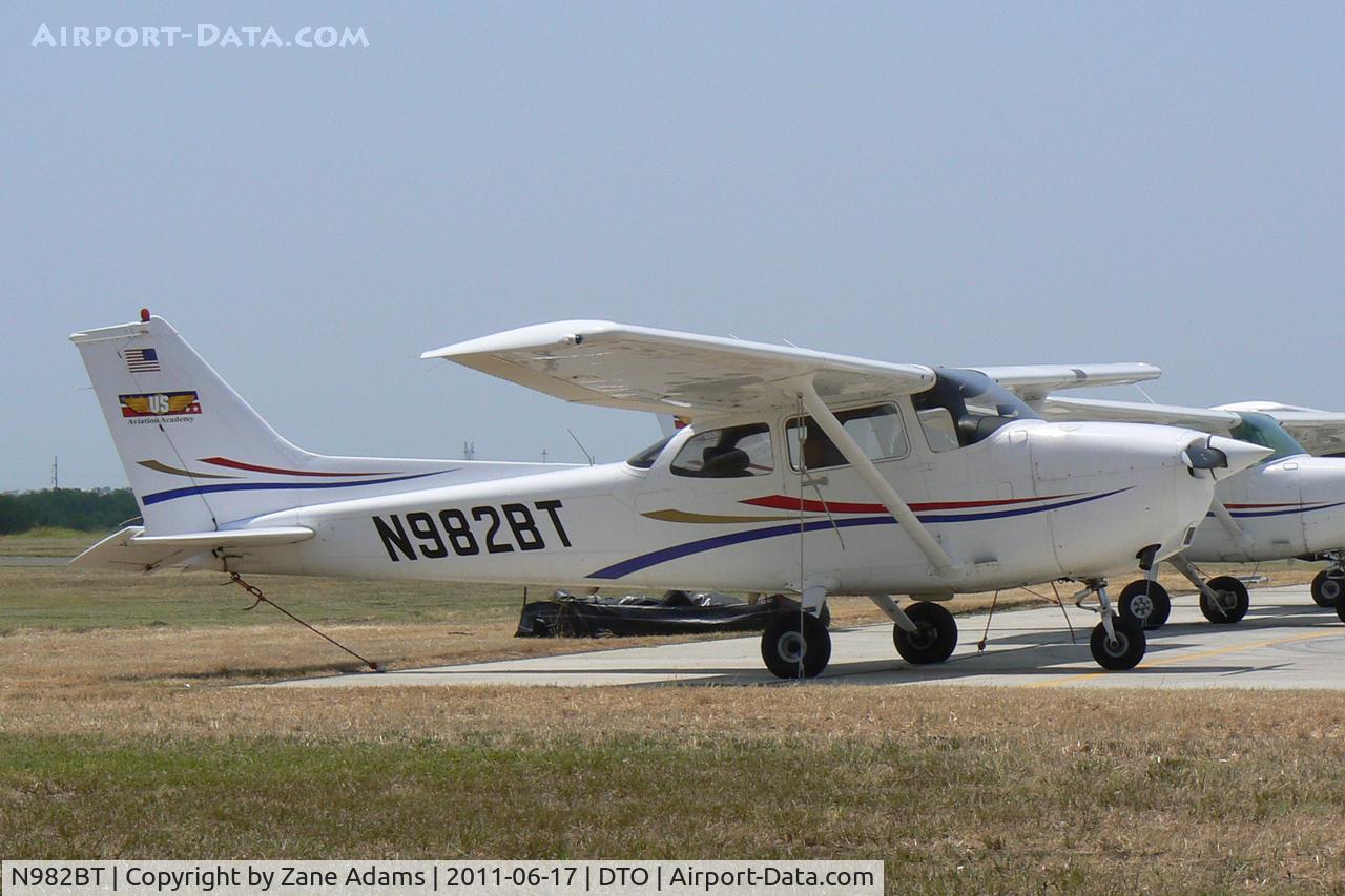 N982BT, 1997 Cessna 172R C/N 17280307, At Denton Municipal