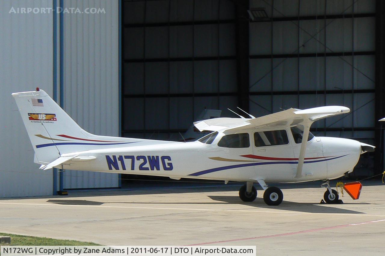 N172WG, 2001 Cessna 172R C/N 17281018, At Denton Municipal