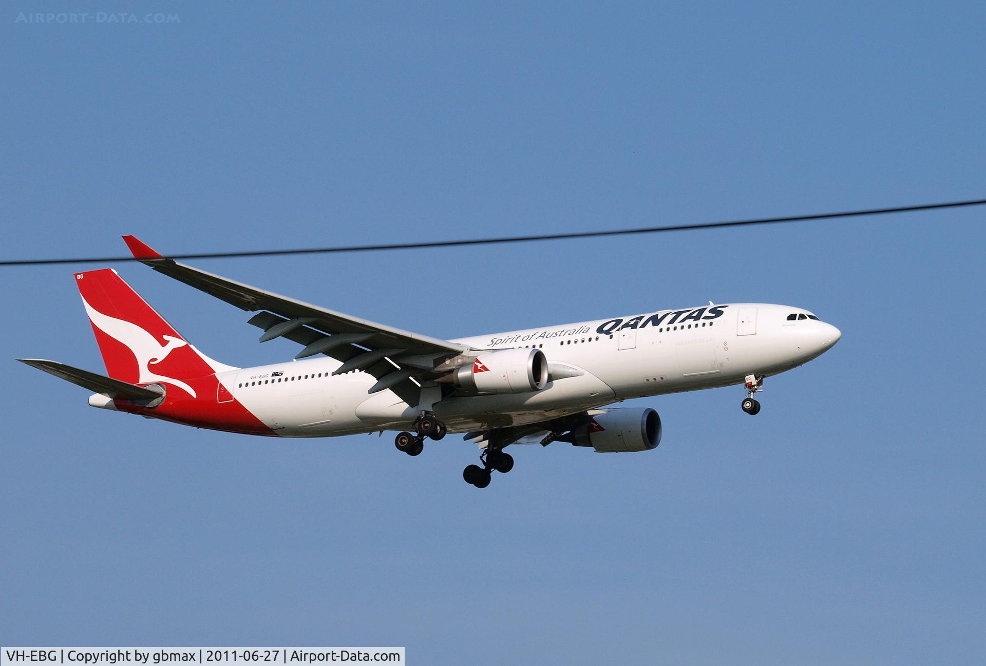 VH-EBG, 2007 Airbus A330-202 C/N 887, Going to a landing at JFK