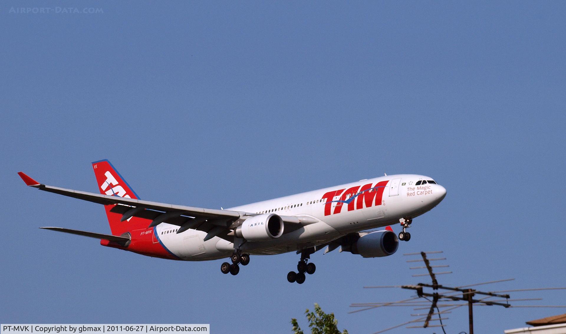PT-MVK, 2002 Airbus A330-203 C/N 486, Going to a landing at JFK