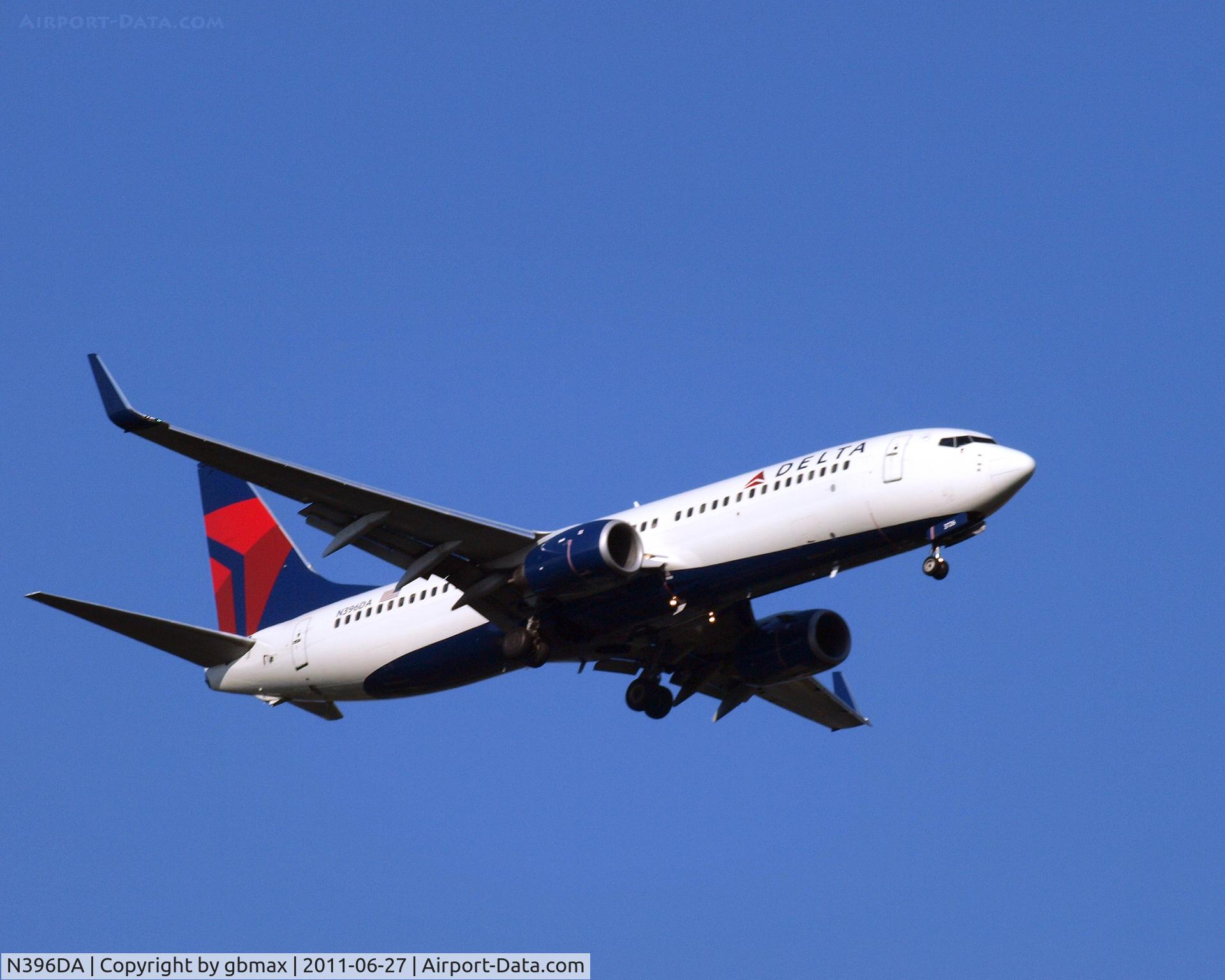N396DA, 2000 Boeing 737-832 C/N 30378, Going to a landing at JFK