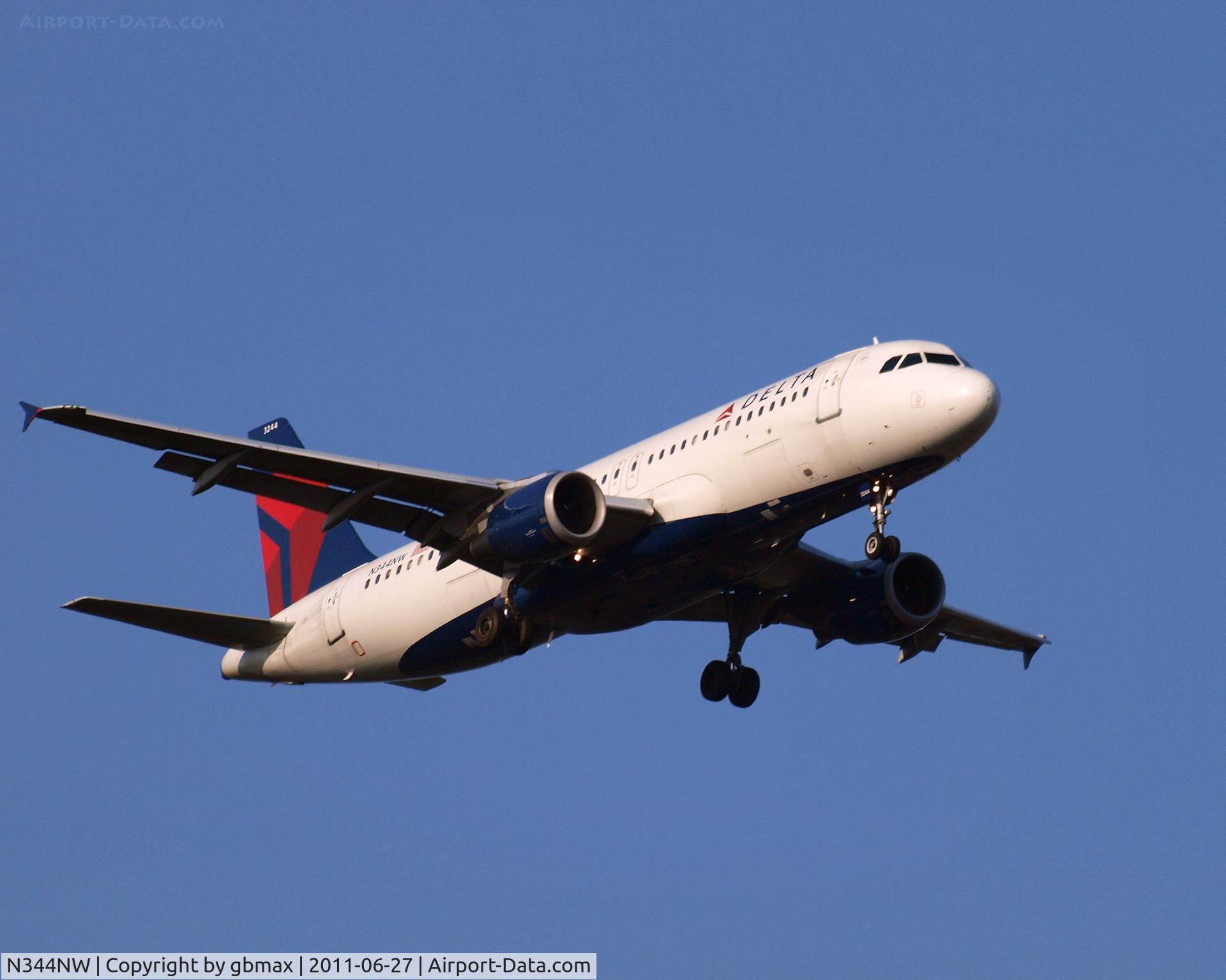 N344NW, 1993 Airbus A320-212 C/N 388, Going to a landing at JFK