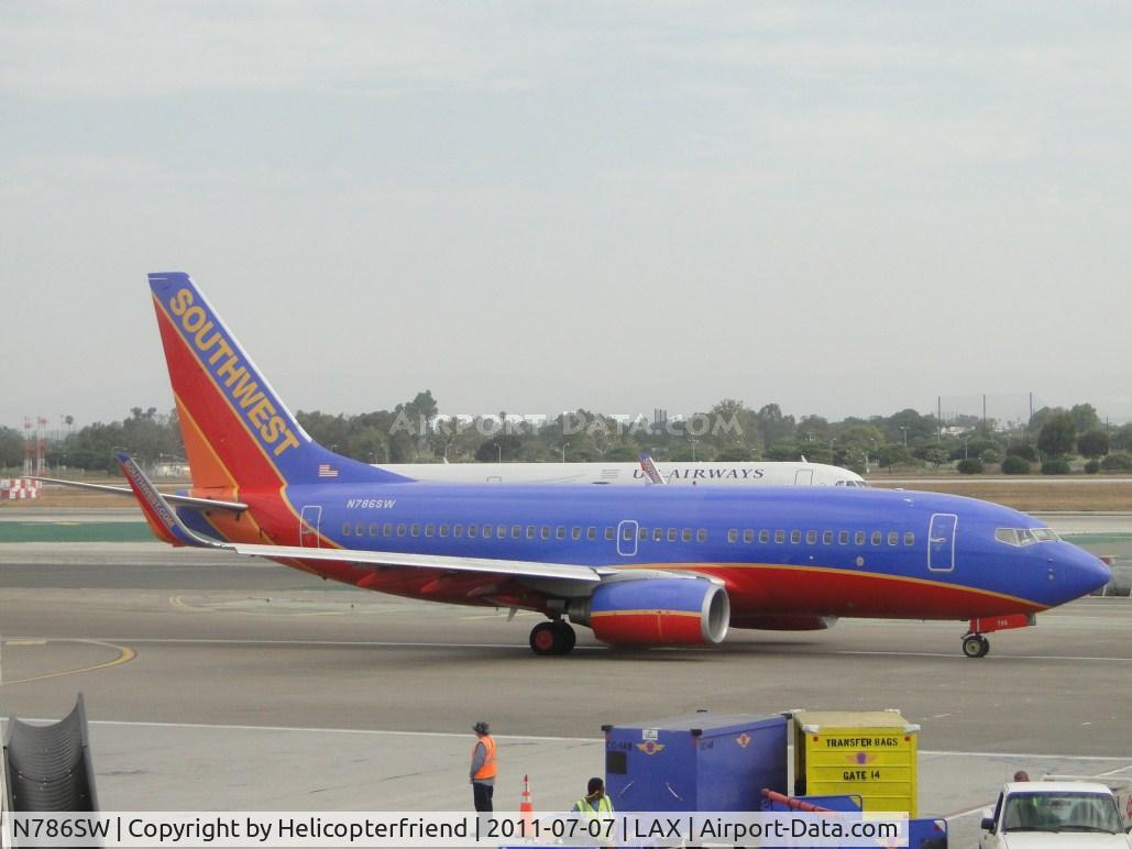 N786SW, 2000 Boeing 737-7H4 C/N 29811, Taxiing to the terminal