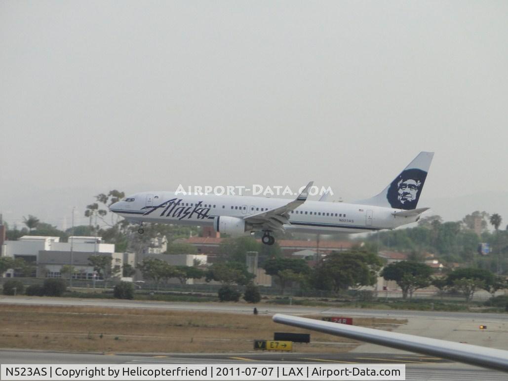 N523AS, 2009 Boeing 737-890 C/N 35194, Landing on runway 24R