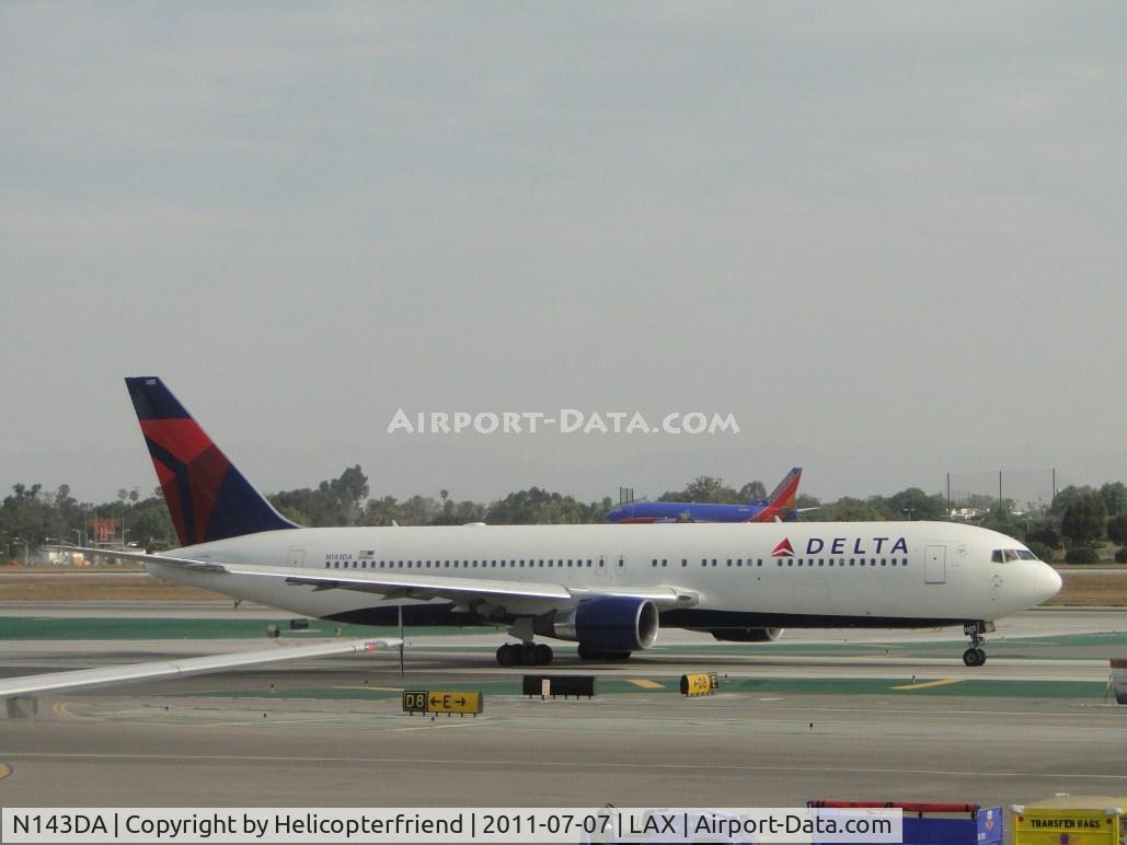 N143DA, 1998 Boeing 767-332 C/N 25991, Taxiing to runway 24L