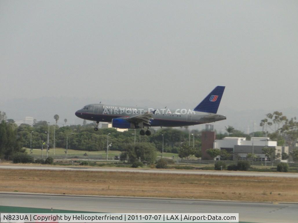 N823UA, 1998 Airbus A319-131 C/N 952, Landing on runway 24R
