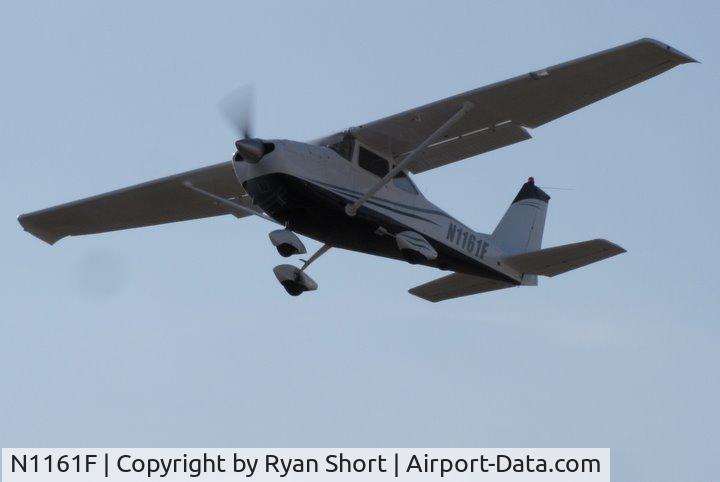 N1161F, 1966 Cessna 172G C/N 17254756, Performing a short-field takeoff