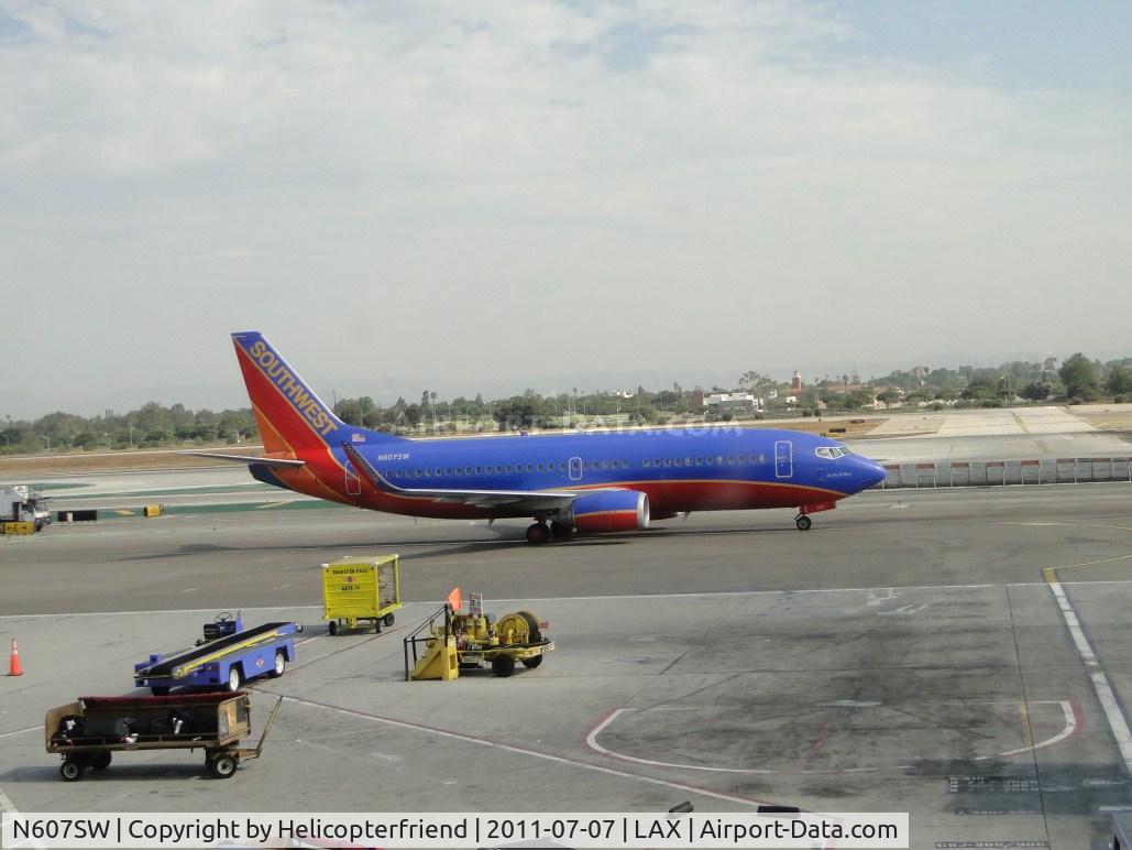 N607SW, 1995 Boeing 737-3H4 C/N 27927, Taxiing to assigned terminal