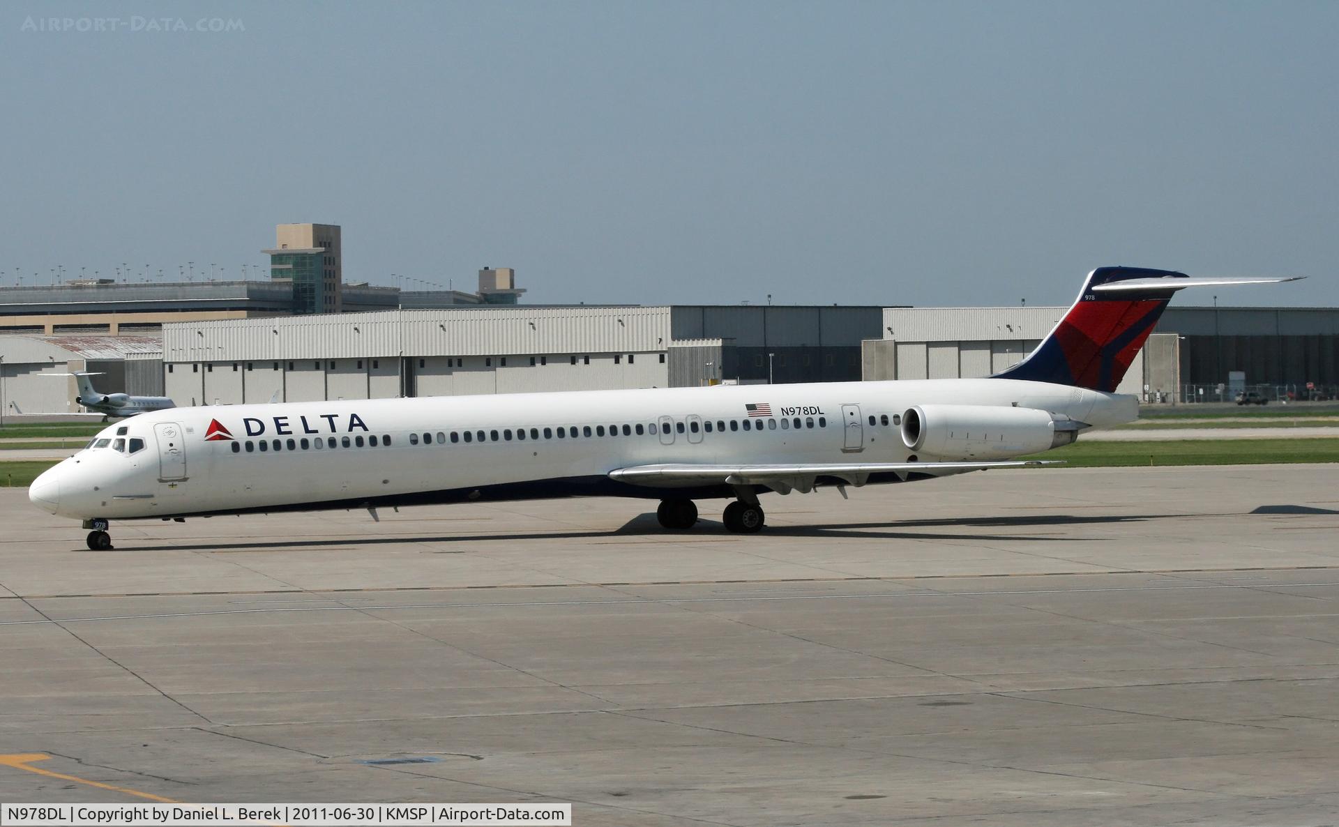 N978DL, 1991 McDonnell Douglas MD-88 C/N 53259, Resplendent in her new livery, a Delta MD-88 pulls up at the gate at MSP.  This aircraft would eventually take me to DTW on the first leg of my journey back home.