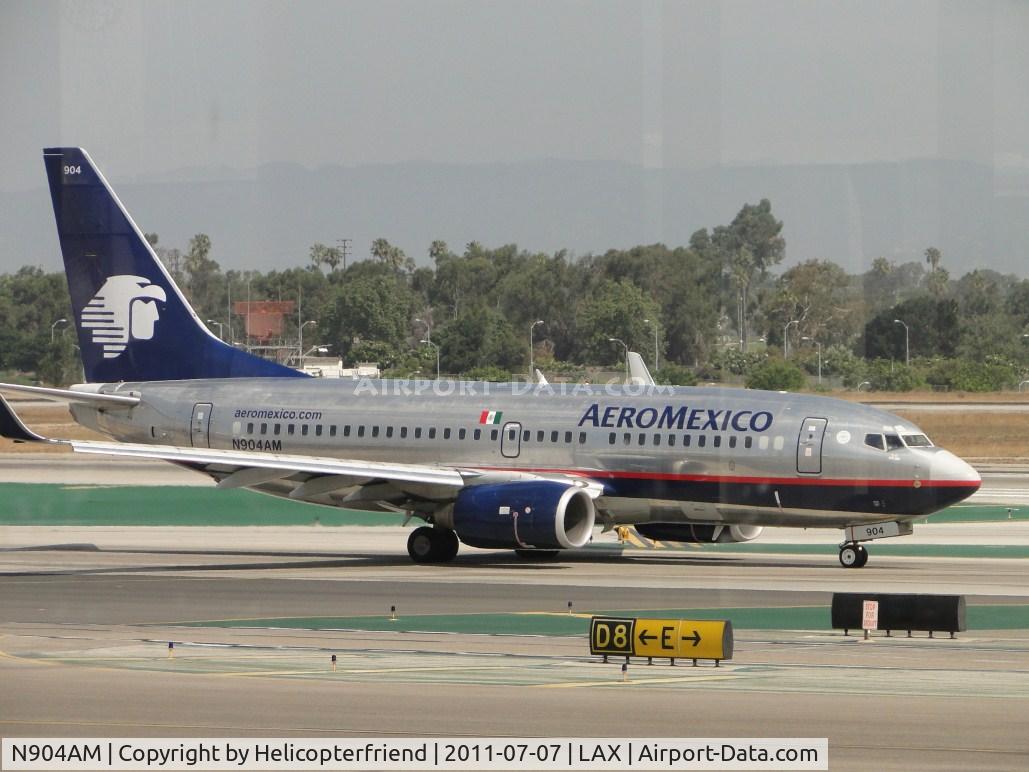 N904AM, 2004 Boeing 737-752 C/N 28262, Taxiing to runway 24L