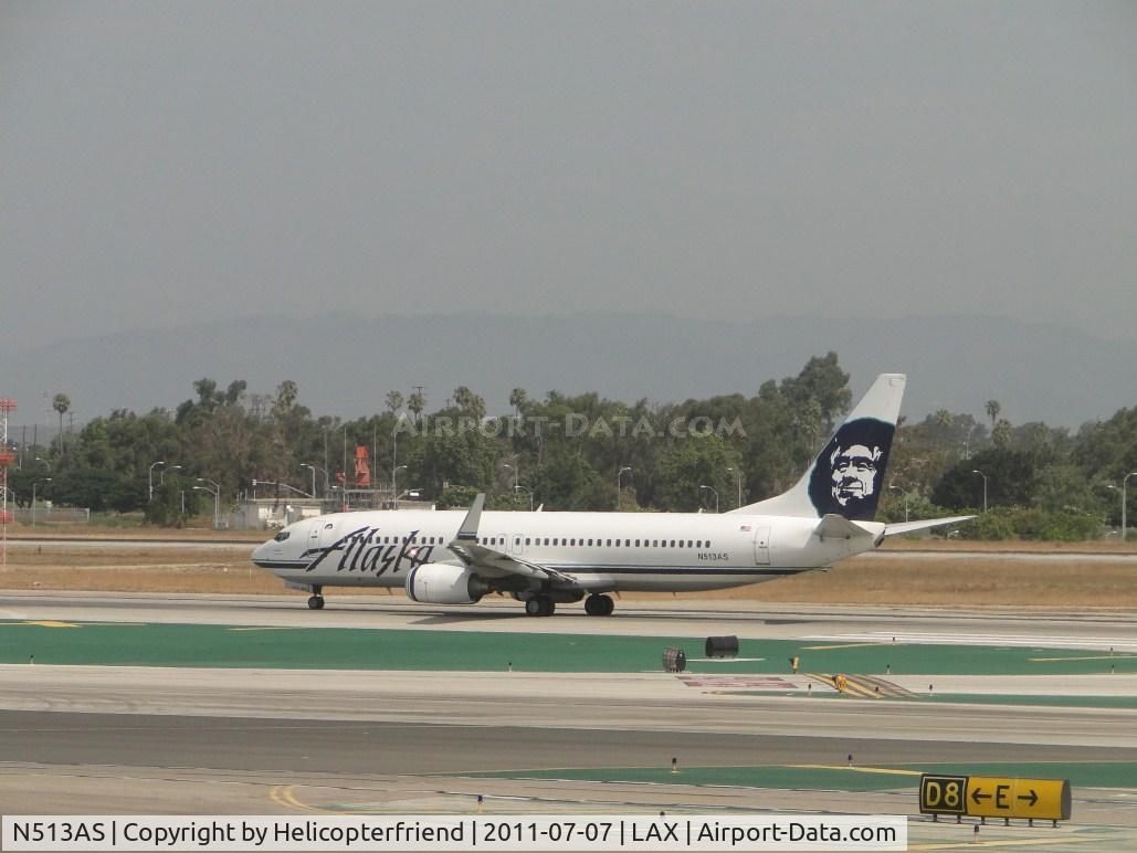 N513AS, 2008 Boeing 737-890 C/N 35192, Dropped off passengers, loaded with more and is now departing westbound on runway 24L