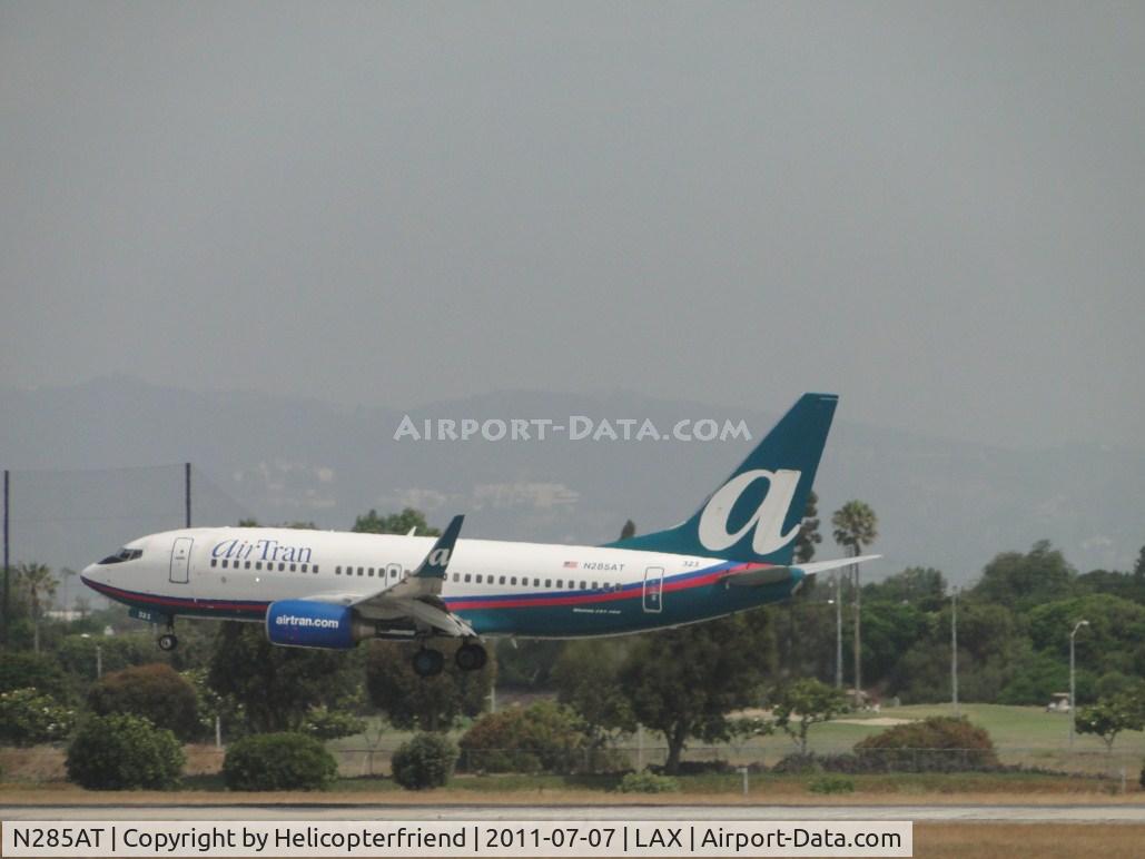 N285AT, 2006 Boeing 737-76N C/N 32670, Landing on runwayy 24R
