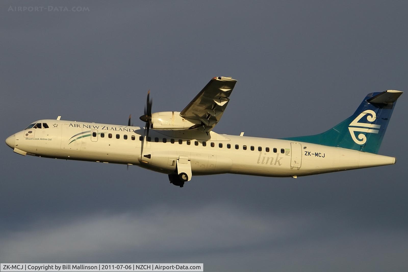 ZK-MCJ, 1999 ATR 72-212A C/N 624, away from 02