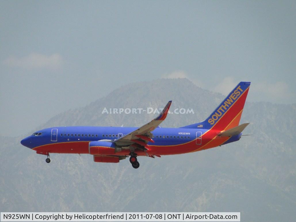 N925WN, 2008 Boeing 737-7H4 C/N 36630, On final to runway 26R