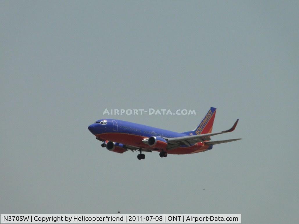 N370SW, 1993 Boeing 737-3H4 C/N 26597, On final to runway 26R and flying with a couple of birds