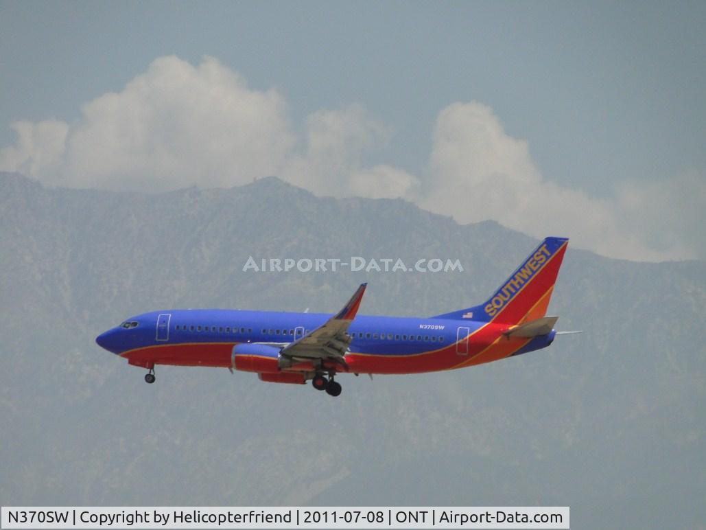 N370SW, 1993 Boeing 737-3H4 C/N 26597, On final to runway 26R, birds turned off