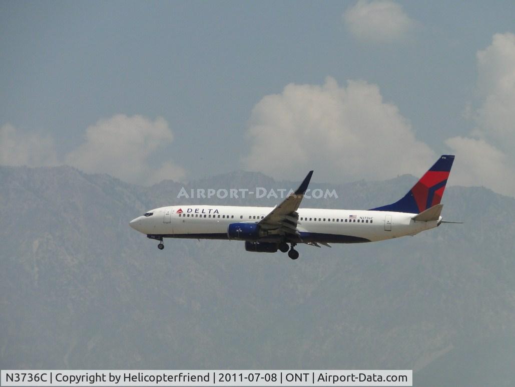 N3736C, 2000 Boeing 737-832 C/N 30540, On final to runway 26R
