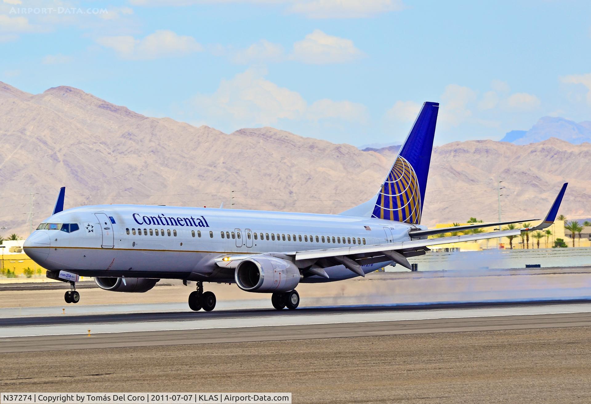 N37274, 2002 Boeing 737-824 C/N 31592, Continental Airlines Boeing 737-824 N37274 (cn 31592/1062)

Las Vegas - McCarran International (LAS / KLAS)
USA - Nevada, July 07, 2011
Photo: Tomás Del Coro