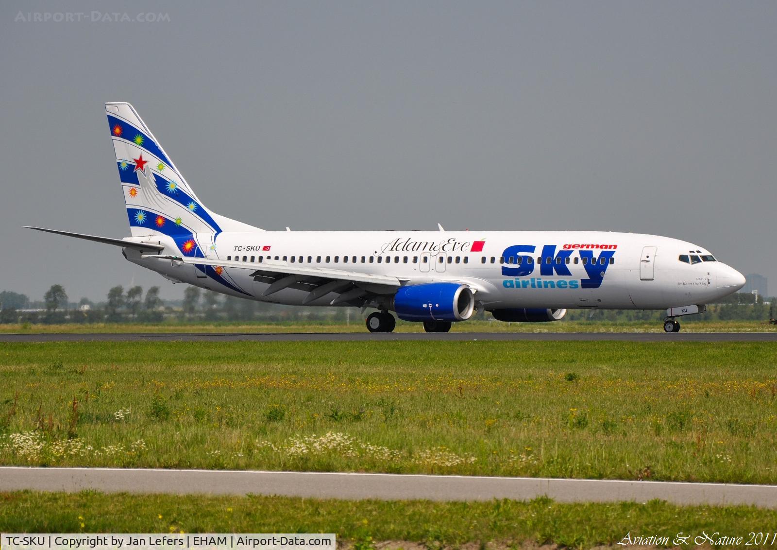 TC-SKU, 2000 Boeing 737-883 C/N 30194, Landing on the Polderbaan