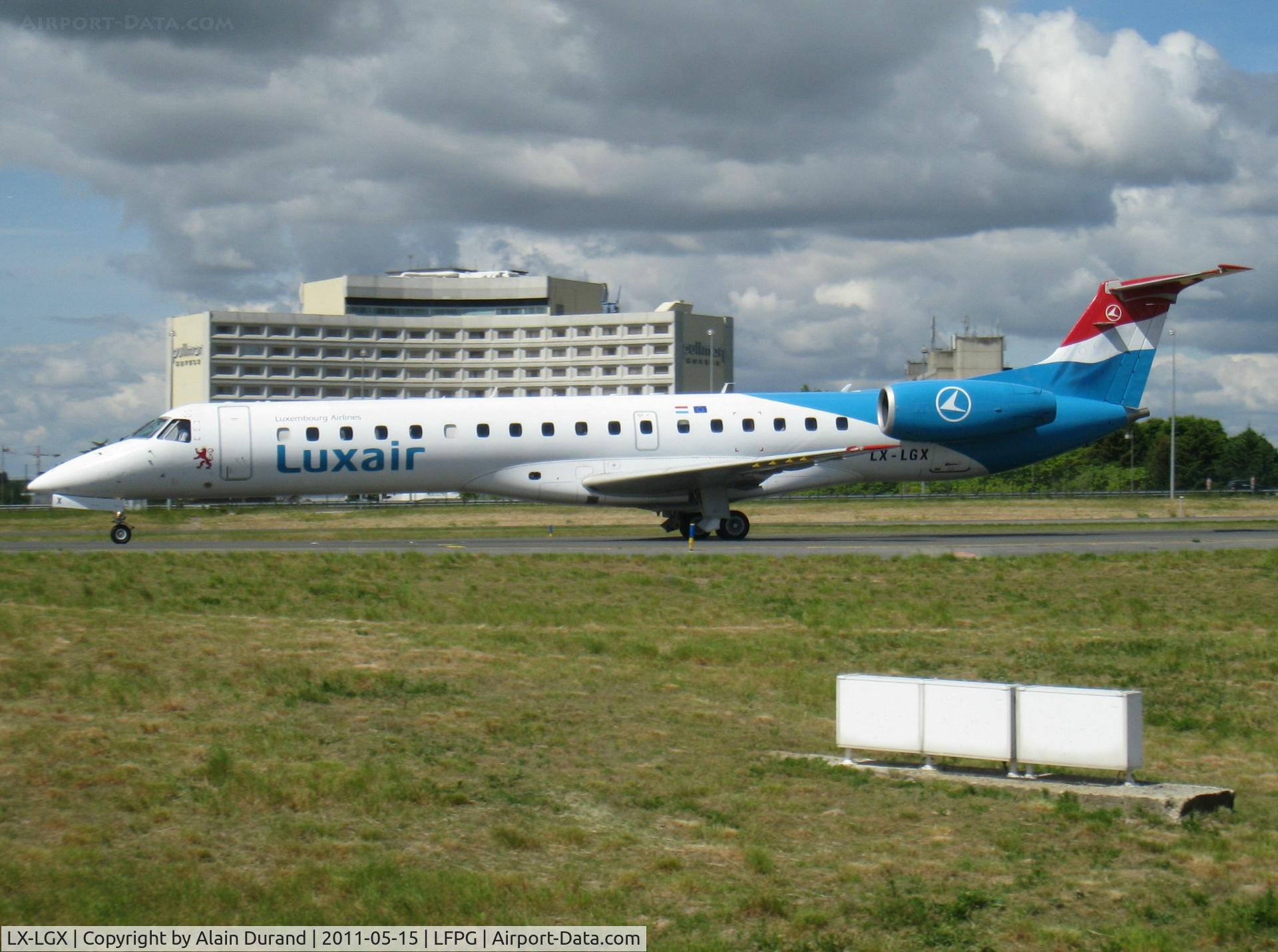 LX-LGX, 1999 Embraer EMB-145LU (ERJ-145LU) C/N 145147, Serving Luxair since June 23rd 1999, Golf-Xray had landed on runway 09R and then was heading to stands close by Terminal 2A