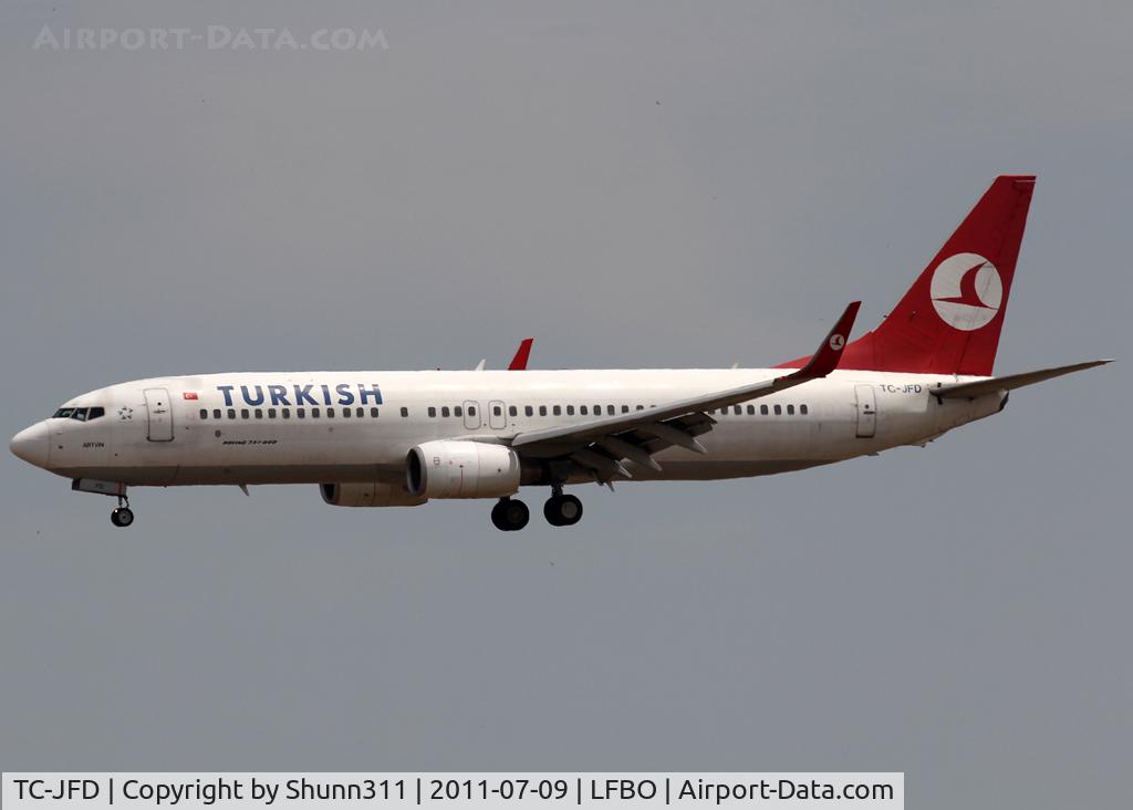TC-JFD, 1998 Boeing 737-8F2 C/N 29766, Landing rwy 32R