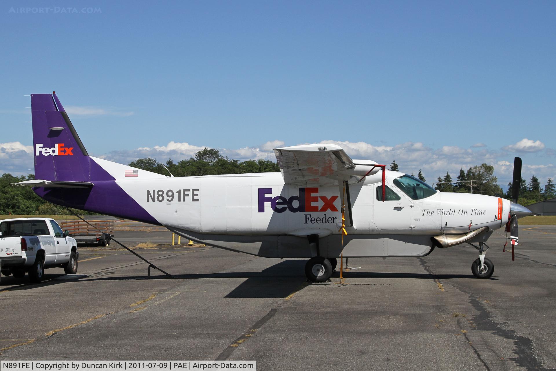 N891FE, 1990 Cessna 208B C/N 208B0221, Fresh out of paint