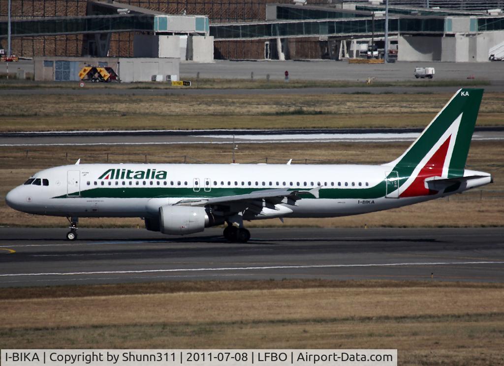 I-BIKA, 1999 Airbus A320-214 C/N 951, Backtacking rwy 32L to the terminal...