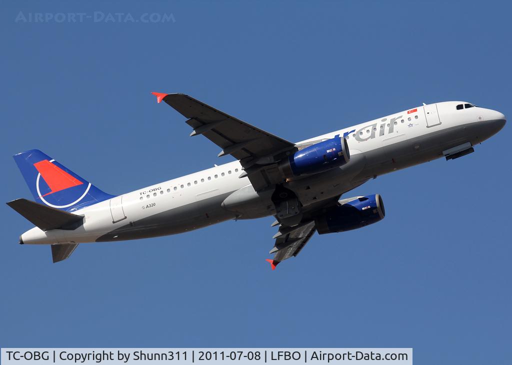 TC-OBG, 1996 Airbus A320-233 C/N 916, Taking off from rwy 32R