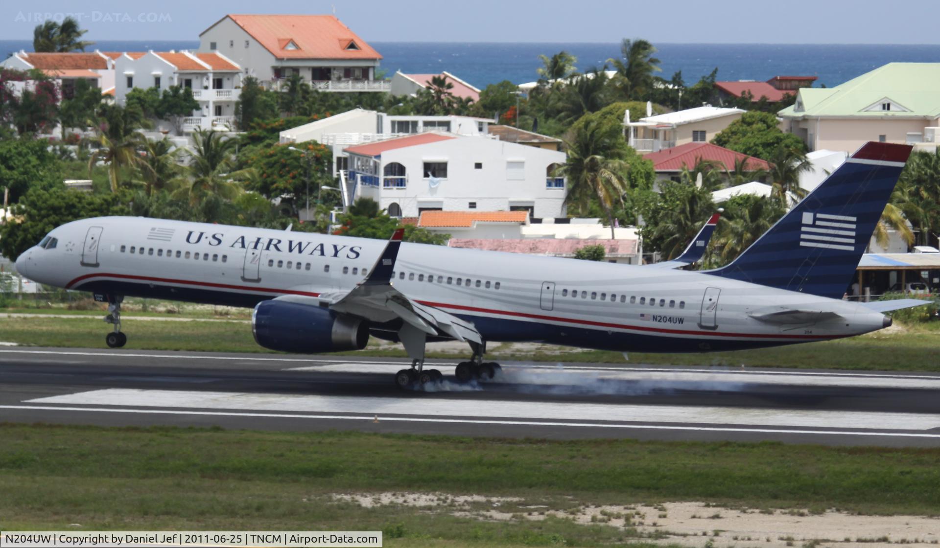 N204UW, 2000 Boeing 757-23N C/N 30886, N204UW lading at TNCM
