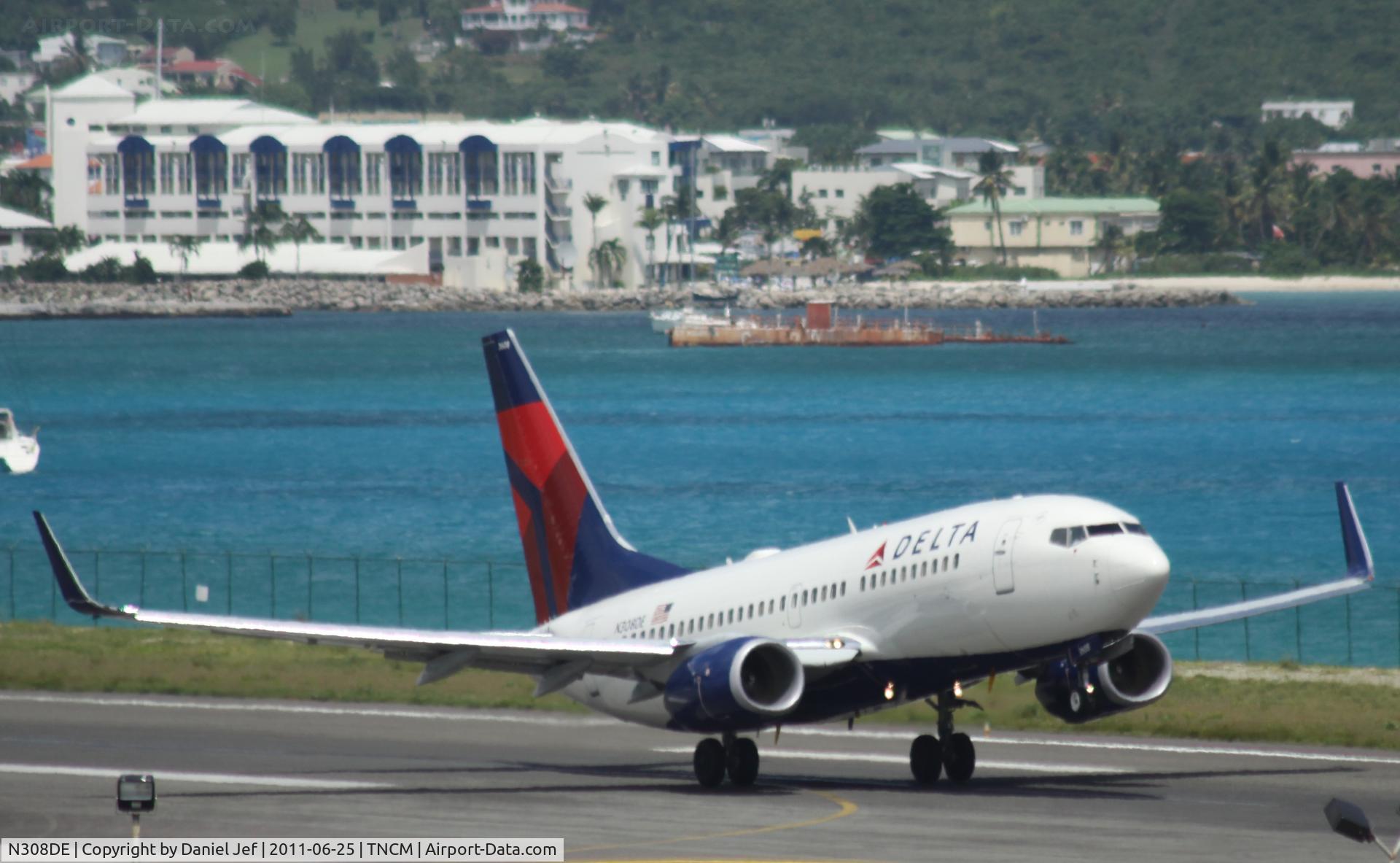 N308DE, 2009 Boeing 737-732 C/N 29656, Delta departing TNCM