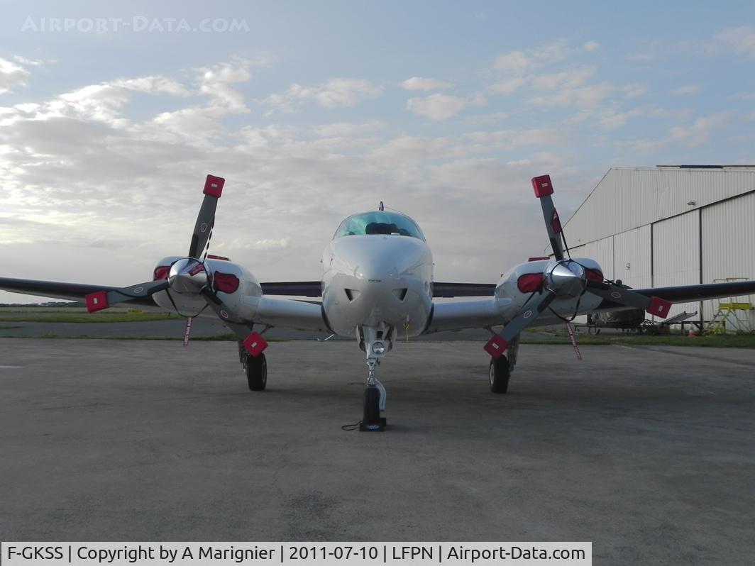 F-GKSS, 1971 Beech 58 Baron C/N TH-154, With the new engine plugs for better protection (fond a bird's nest in there a couple fo weeks ago...)