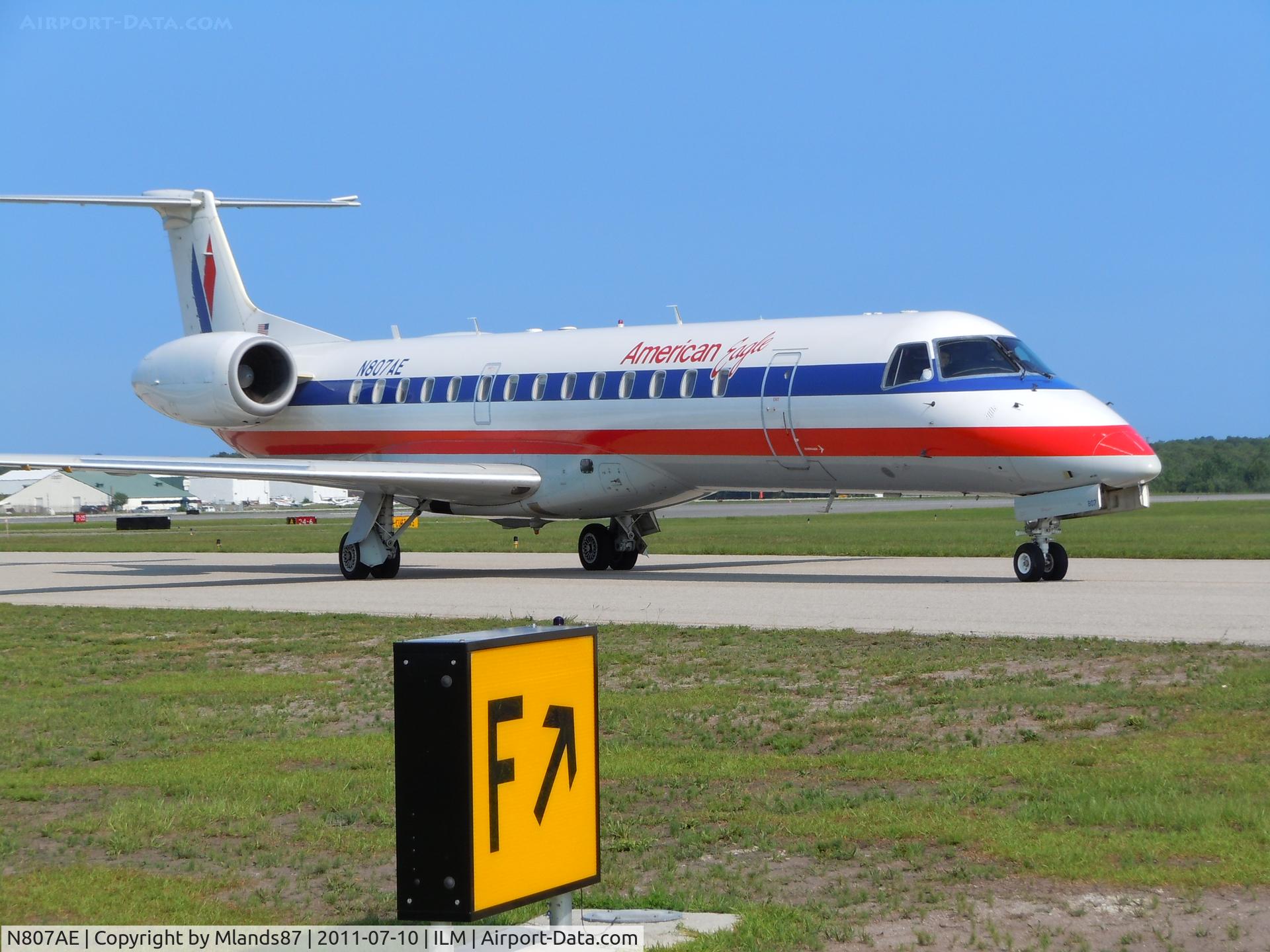 N807AE, 2001 Embraer ERJ-140LR (EMB-135KL) C/N 145506, Taxiing to the gate